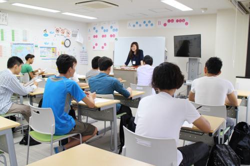 進学・就職を目指して、日々、日本語を学ぶ留学生との授業は楽しくもあり、真剣勝負の場です。
学生とともに教員も成長することのできる仕事と言えます。